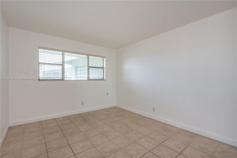 Condominio en alquiler en Hallandale Beach, Florida, 2 dormitorios, 89.65 m2 № 1708150 - foto 18