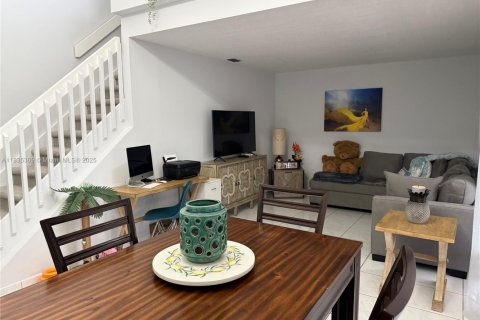 Townhouse in Miami Lakes, Florida 3 bedrooms, 146.97 sq.m. № 1825693 - photo 12