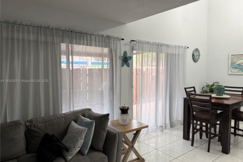 Townhouse in Miami Lakes, Florida 3 bedrooms, 146.97 sq.m. № 1825693 - photo 15