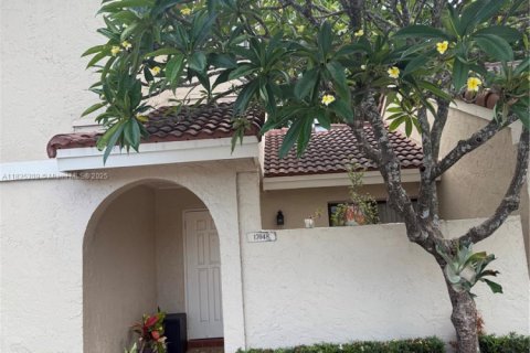 Townhouse in Miami Lakes, Florida 3 bedrooms, 146.97 sq.m. № 1825693 - photo 1