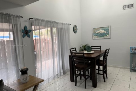Townhouse in Miami Lakes, Florida 3 bedrooms, 146.97 sq.m. № 1825693 - photo 13