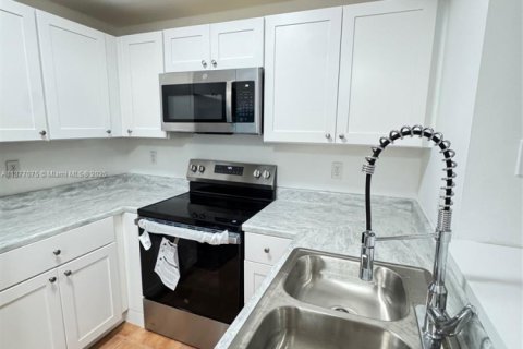 Touwnhouse à louer à Miami, Floride: 3 chambres, 148.64 m2 № 1923911 - photo 4