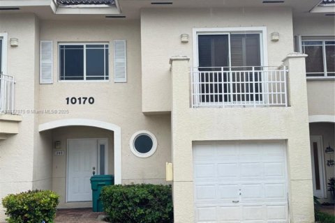 Touwnhouse à louer à Miami, Floride: 3 chambres, 148.64 m2 № 1923911 - photo 1