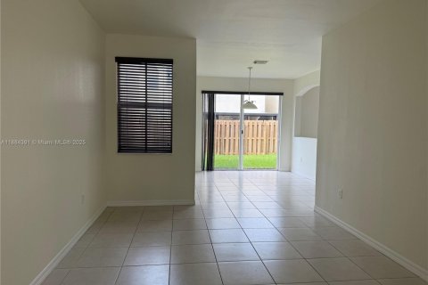 Touwnhouse à louer à Miami, Floride: 3 chambres, 155.89 m2 № 1931140 - photo 2