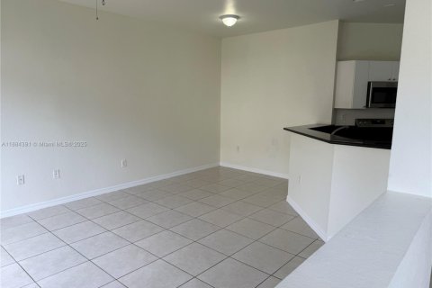 Touwnhouse à louer à Miami, Floride: 3 chambres, 155.89 m2 № 1931140 - photo 4