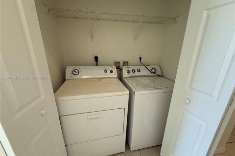 Touwnhouse à louer à Miami, Floride: 3 chambres, 155.89 m2 № 1931140 - photo 13
