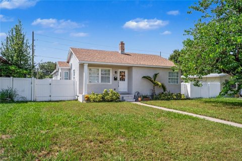 House in Saint Petersburg, Florida 3 bedrooms, 184.32 sq.m. № 2339802