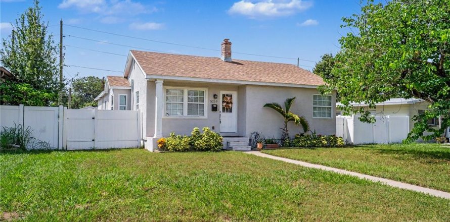 Villa ou maison à Saint Petersburg, Floride 3 chambres, 184.32 m2 № 2339802