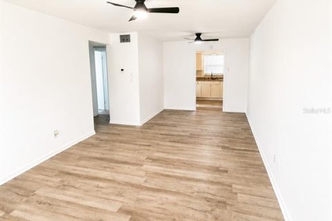 Condominio en alquiler en Saint Petersburg, Florida, 2 dormitorios, 78.13 m2 № 2230327 - foto 3