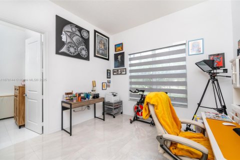 Villa ou maison à vendre à Miami, Floride: 4 chambres, 215.25 m2 № 1929350 - photo 10