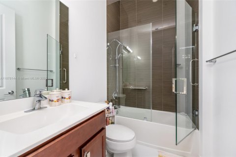 Villa ou maison à vendre à Miami, Floride: 4 chambres, 215.25 m2 № 1929350 - photo 15