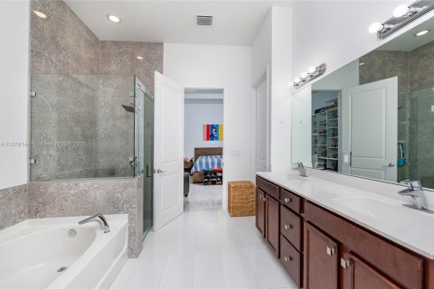 Villa ou maison à vendre à Miami, Floride: 4 chambres, 215.25 m2 № 1929350 - photo 23