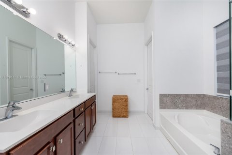 Villa ou maison à vendre à Miami, Floride: 4 chambres, 215.25 m2 № 1929350 - photo 24