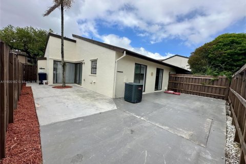 Снять в аренду таунхаус в Майами, Флорида 2 спальни, 95.22м2, № 1955795 - фото 17