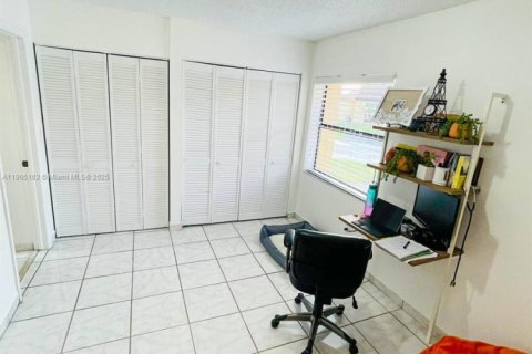 Снять в аренду таунхаус в Майами, Флорида 2 спальни, 95.22м2, № 1955795 - фото 10