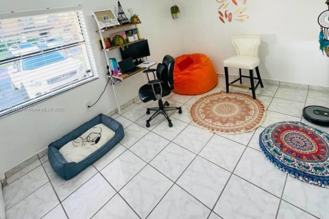 Снять в аренду таунхаус в Майами, Флорида 2 спальни, 95.22м2, № 1955795 - фото 9