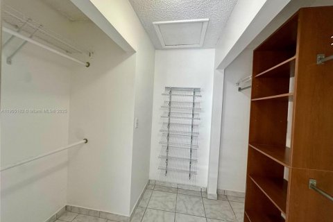 Снять в аренду таунхаус в Майами, Флорида 2 спальни, 95.22м2, № 1955795 - фото 8