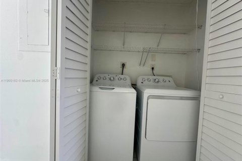 Снять в аренду таунхаус в Майами, Флорида 2 спальни, 95.22м2, № 1955795 - фото 13