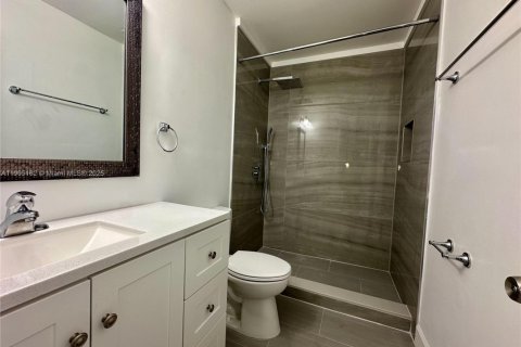 Снять в аренду таунхаус в Майами, Флорида 2 спальни, 95.22м2, № 1955795 - фото 14