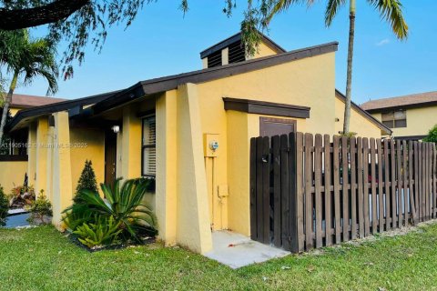 Снять в аренду таунхаус в Майами, Флорида 2 спальни, 95.22м2, № 1955795 - фото 2