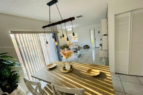 Снять в аренду таунхаус в Майами, Флорида 2 спальни, 95.22м2, № 1955795 - фото 5