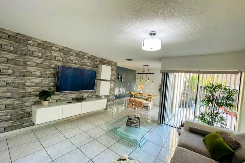 Снять в аренду таунхаус в Майами, Флорида 2 спальни, 95.22м2, № 1955795 - фото 3