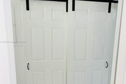 Снять в аренду таунхаус в Майами, Флорида 2 спальни, 95.22м2, № 1955795 - фото 12