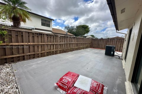 Снять в аренду таунхаус в Майами, Флорида 2 спальни, 95.22м2, № 1955795 - фото 18
