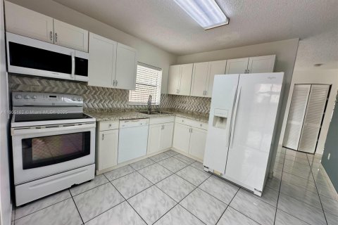 Снять в аренду таунхаус в Майами, Флорида 2 спальни, 95.22м2, № 1955795 - фото 15