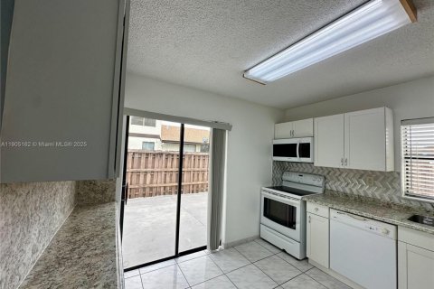 Снять в аренду таунхаус в Майами, Флорида 2 спальни, 95.22м2, № 1955795 - фото 16