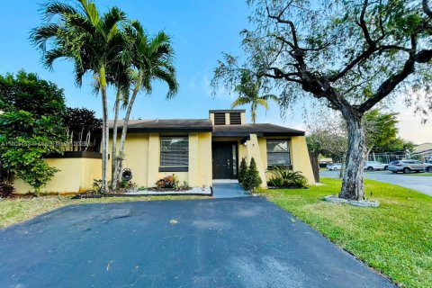 Снять в аренду таунхаус в Майами, Флорида 2 спальни, 95.22м2, № 1955795 - фото 1