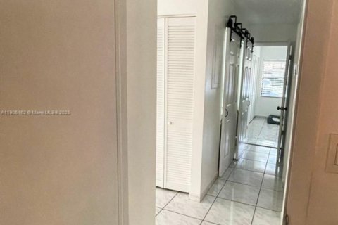 Снять в аренду таунхаус в Майами, Флорида 2 спальни, 95.22м2, № 1955795 - фото 11