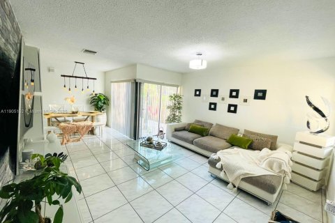 Снять в аренду таунхаус в Майами, Флорида 2 спальни, 95.22м2, № 1955795 - фото 4