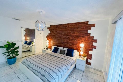 Снять в аренду таунхаус в Майами, Флорида 2 спальни, 95.22м2, № 1955795 - фото 7