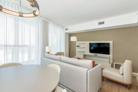 Condo in Hollywood, Florida, 1 bedroom № 1994040 - photo 16