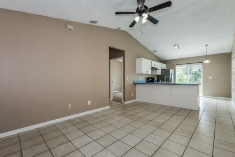 House in Land O' Lakes, Florida 3 bedrooms, 100.24 sq.m. № 2403421 - photo 5