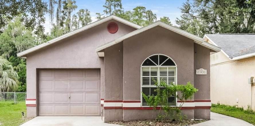 House in Land O' Lakes, Florida 3 bedrooms, 100.24 sq.m. № 2403421