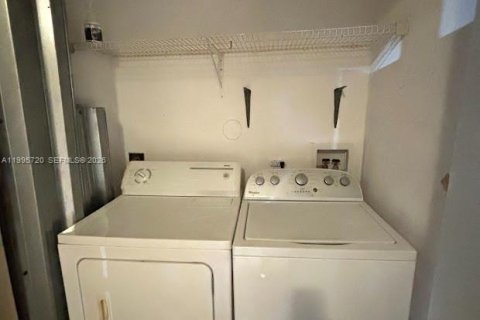 Condominio en venta en Hollywood, Florida, 2 dormitorios, 69.4 m2 № 2063838 - foto 17