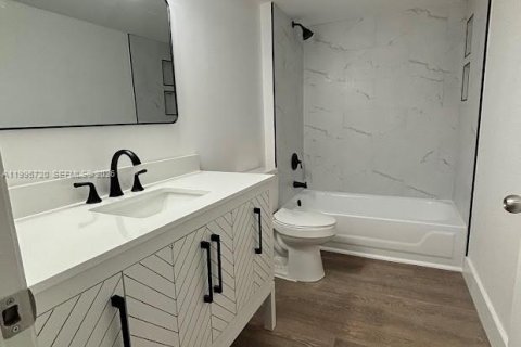 Condominio en venta en Hollywood, Florida, 2 dormitorios, 69.4 m2 № 2063838 - foto 2