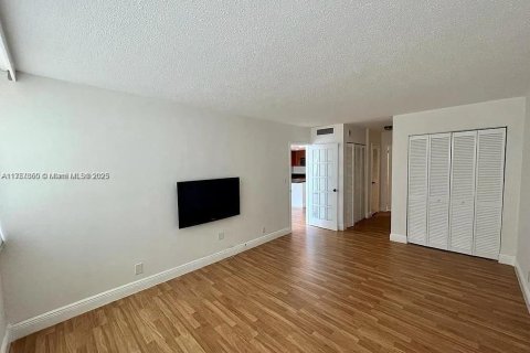 Condo in Hallandale Beach, Florida, 1 bedroom № 2342789