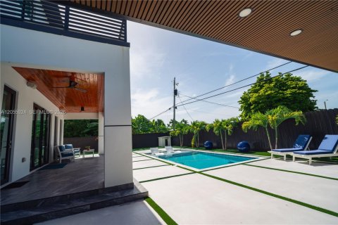 Casa en alquiler en Miami, Florida, 4 dormitorios, 430.32 m2 № 2251669 - foto 22