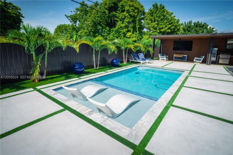 Casa en alquiler en Miami, Florida, 4 dormitorios, 430.32 m2 № 2251669 - foto 12