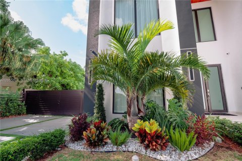 Casa en alquiler en Miami, Florida, 4 dormitorios, 430.32 m2 № 2251669 - foto 7