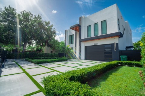 Casa en alquiler en Miami, Florida, 4 dormitorios, 430.32 m2 № 2251669 - foto 4