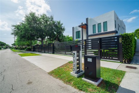 Casa en alquiler en Miami, Florida, 4 dormitorios, 430.32 m2 № 2251669 - foto 9