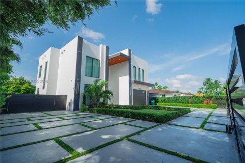 Casa en alquiler en Miami, Florida, 4 dormitorios, 430.32 m2 № 2251669 - foto 5