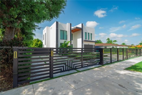 Casa en alquiler en Miami, Florida, 4 dormitorios, 430.32 m2 № 2251669 - foto 10