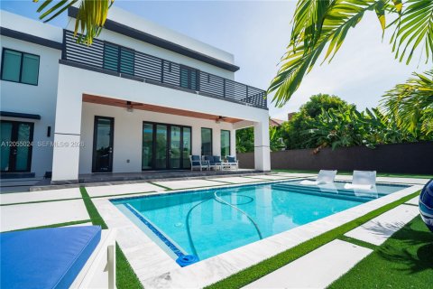 Casa en alquiler en Miami, Florida, 4 dormitorios, 430.32 m2 № 2251669 - foto 17