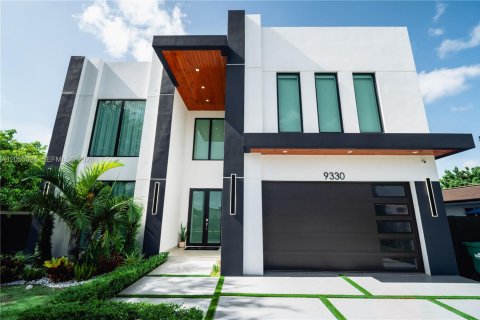 Casa en alquiler en Miami, Florida, 4 dormitorios, 430.32 m2 № 2251669 - foto 3