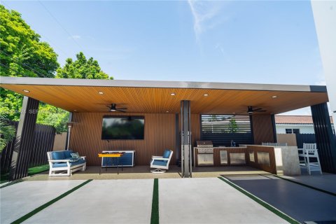 Casa en alquiler en Miami, Florida, 4 dormitorios, 430.32 m2 № 2251669 - foto 19